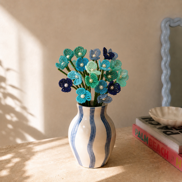Fleurette, bouquet lagon en perles de rocaille bleu et vert à cœurs nacrés, dans un vase rayé bleu et blanc, fait main à Châteauroux, Perle Moi Ça
