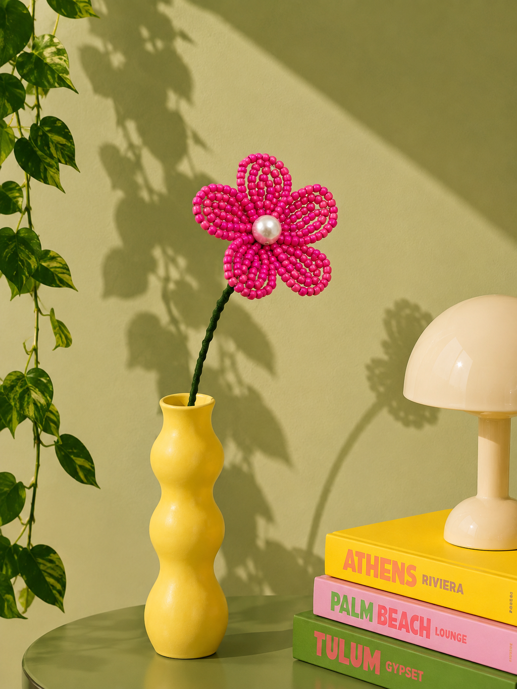Fleurette, pâquerette éternelle en perles de rocaille fuchsia dans un vase jaune ondulé, ambiance déco, fait main à Châteauroux, Perle Moi Ça