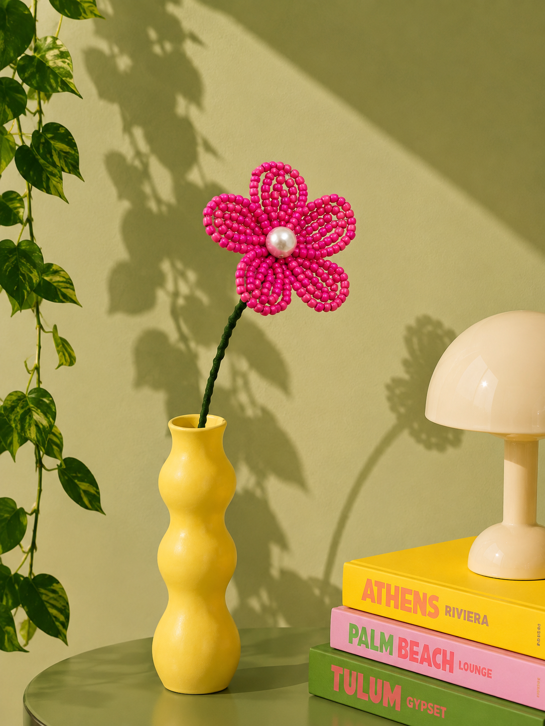 Fleurette, pâquerette éternelle en perles de rocaille fuchsia dans un vase jaune ondulé, ambiance déco, fait main à Châteauroux, Perle Moi Ça