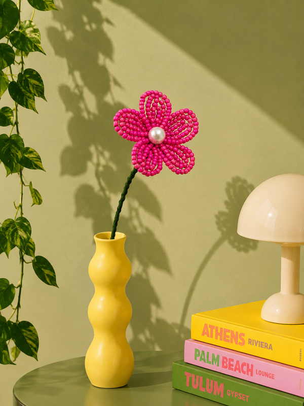 Fleurette, pâquerette éternelle en perles de rocaille fuchsia dans un vase jaune ondulé, ambiance déco, fait main à Châteauroux, Perle Moi Ça