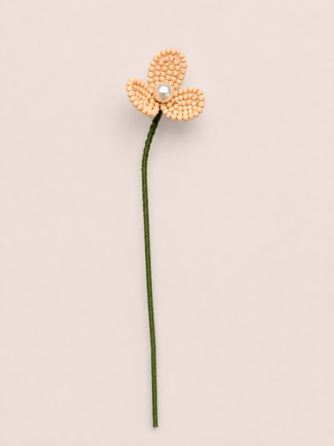 Fleurette, fleur de cerisier en perles de rocaille tissée à la main, cœur en perle nacrée, vue diagonale, fait main à Châteauroux, Perle Moi Ça