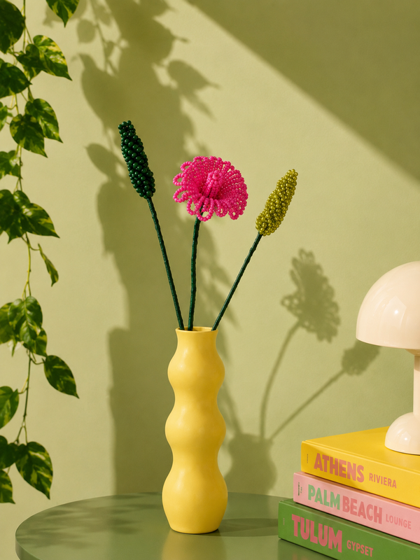 Fleurette, tiges de feuillage en perles de rocaille vertes dans un vase jaune ondulé, ambiance déco, fait main à Châteauroux, Perle Moi Ça