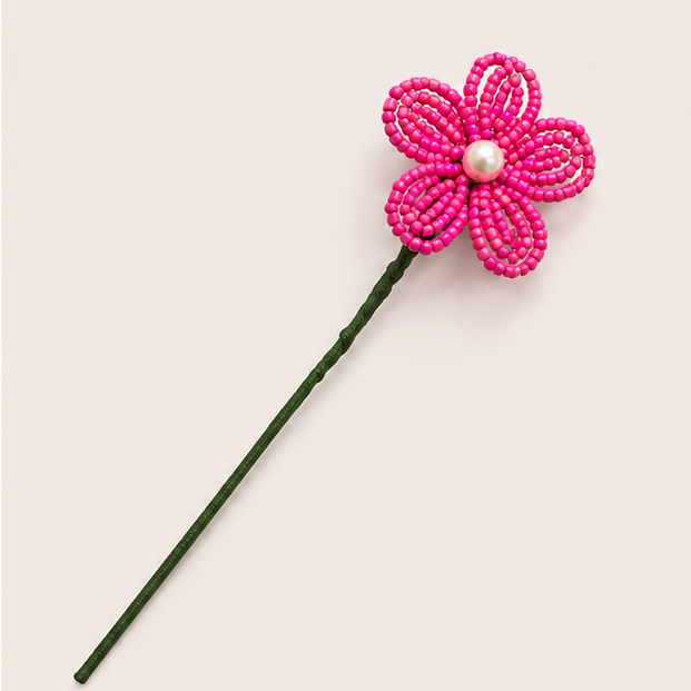 Fleurette, pâquerette en perles de rocaille tissée à la main, vue diagonale, cœur en perle nacrée, fait main à Châteauroux, Perle Moi Ça
