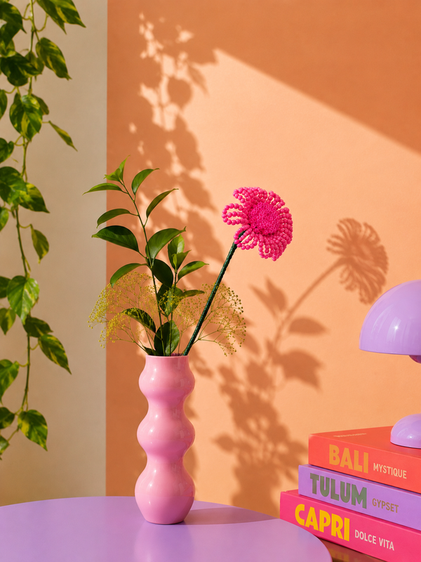 Fleurette, marguerite éternelle en perles de rocaille fuchsia dans un vase rose ondulé, ambiance déco, fait main à Châteauroux, Perle Moi Ça