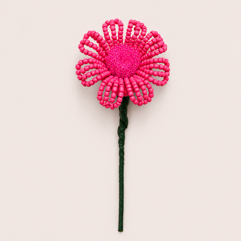 Fleurette, marguerite en perles de rocaille tissée à la main, gros plan sur les pétales et le cœur, fait main à Châteauroux, Perle Moi Ça