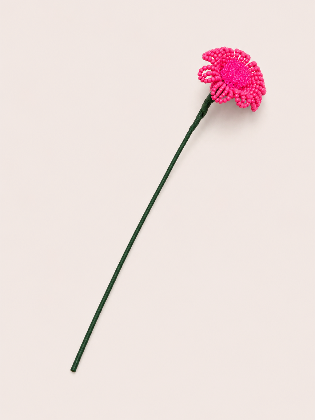Fleurette, marguerite en perles de rocaille tissée à la main, fleur éternelle sur tige, vue diagonale, fait main à Châteauroux, Perle Moi Ça