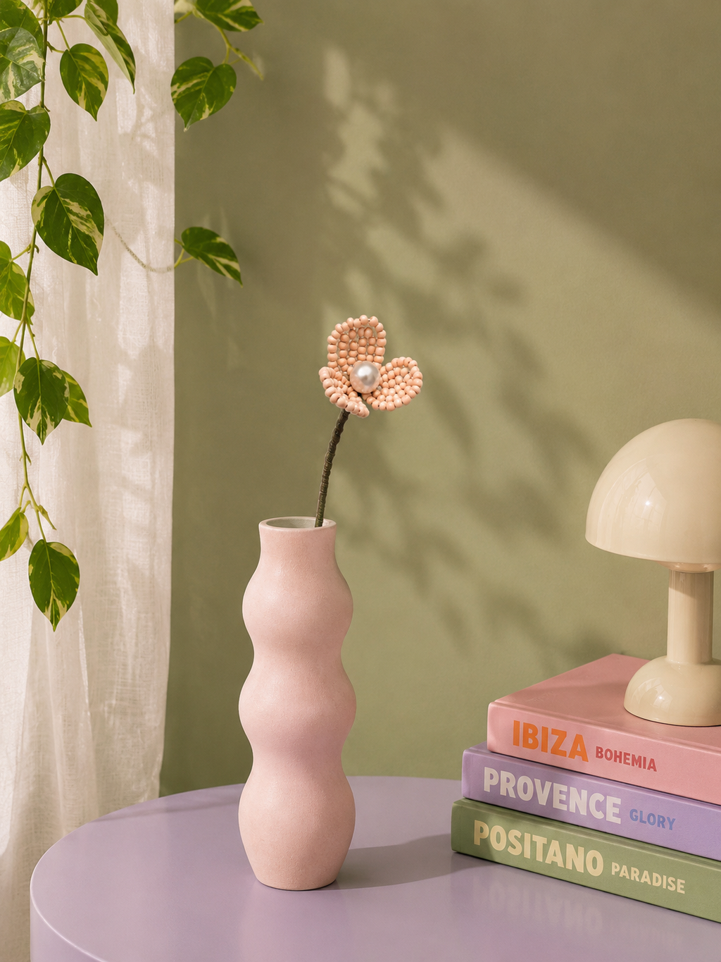 Fleurette, fleur de cerisier éternelle en perles de rocaille nude dans un vase rose ondulé, ambiance déco, fait main à Châteauroux, Perle Moi Ça