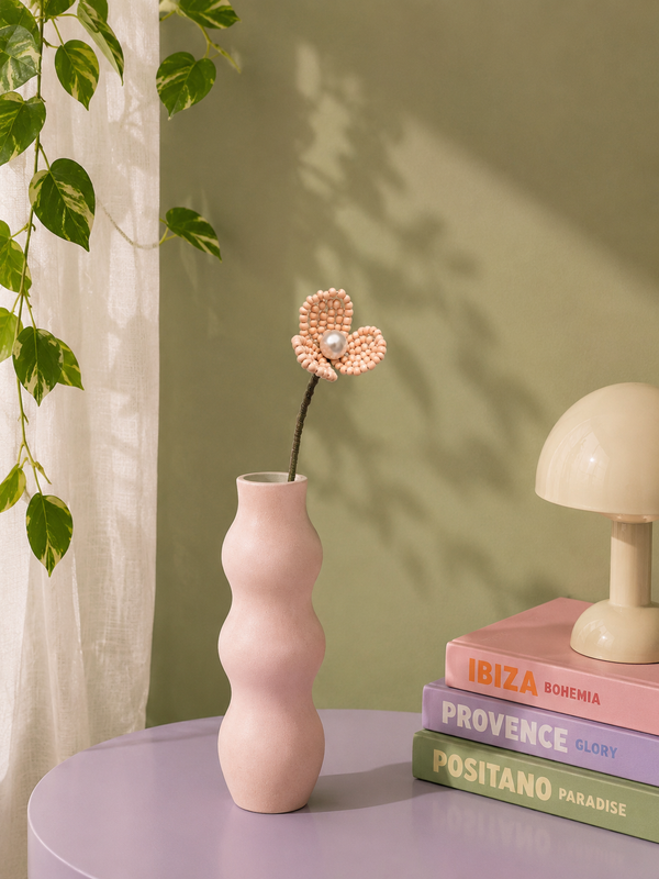 Fleurette, fleur de cerisier éternelle en perles de rocaille nude dans un vase rose ondulé, ambiance déco, fait main à Châteauroux, Perle Moi Ça