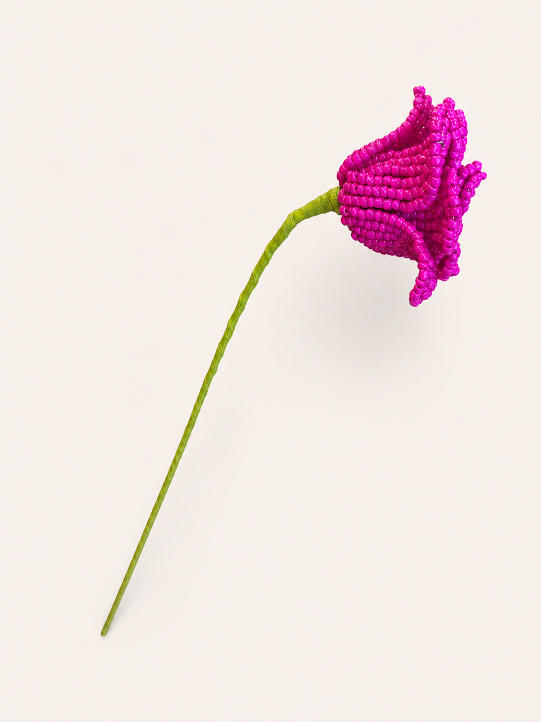Fleurette, rose en perles de rocaille tissée à la main, bouton fuchsia sur tige, fleur éternelle, fait main à Châteauroux, Perle Moi Ça