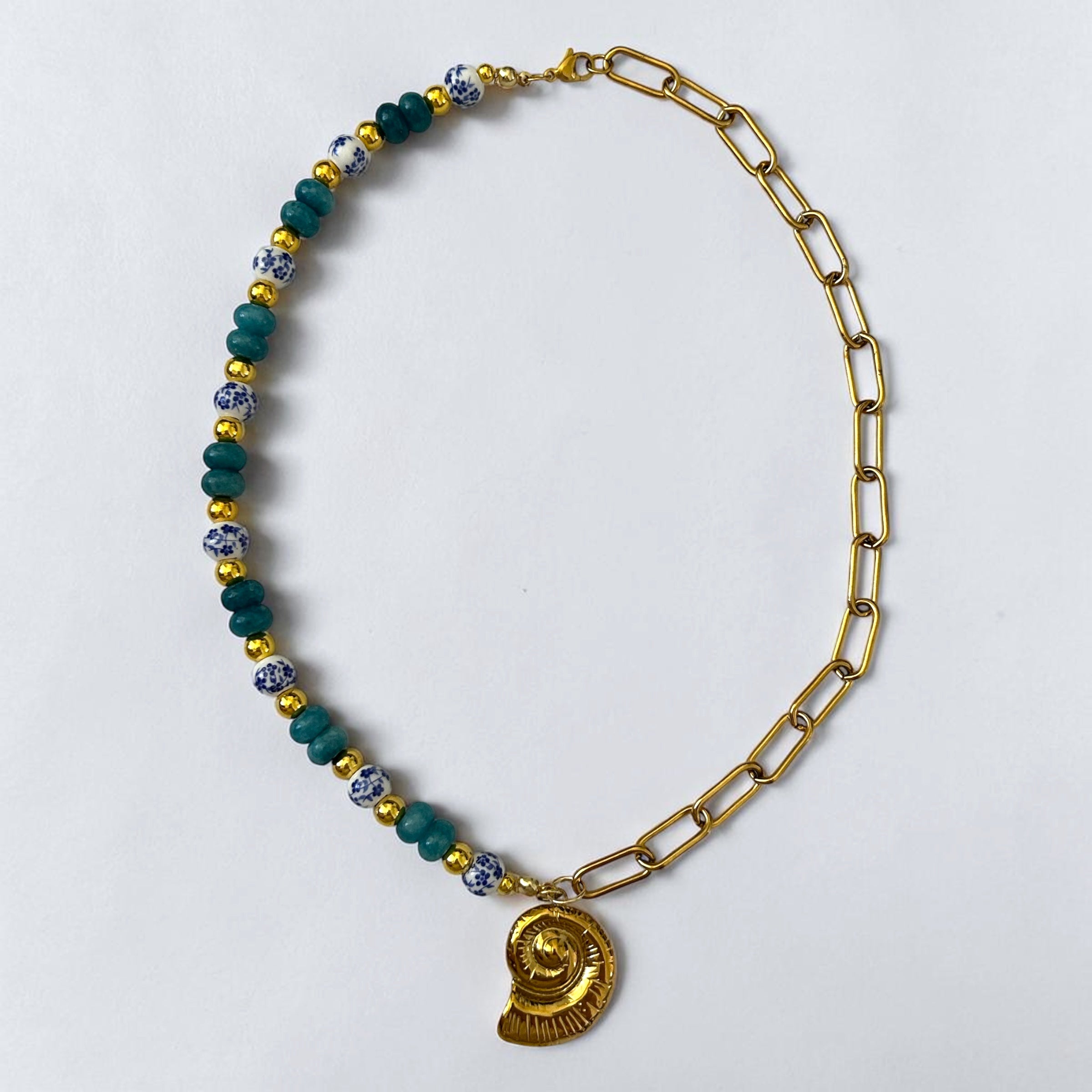 Collier de perle Henriette gold breloque coquillage et perle de verre - Perle Moi Ca