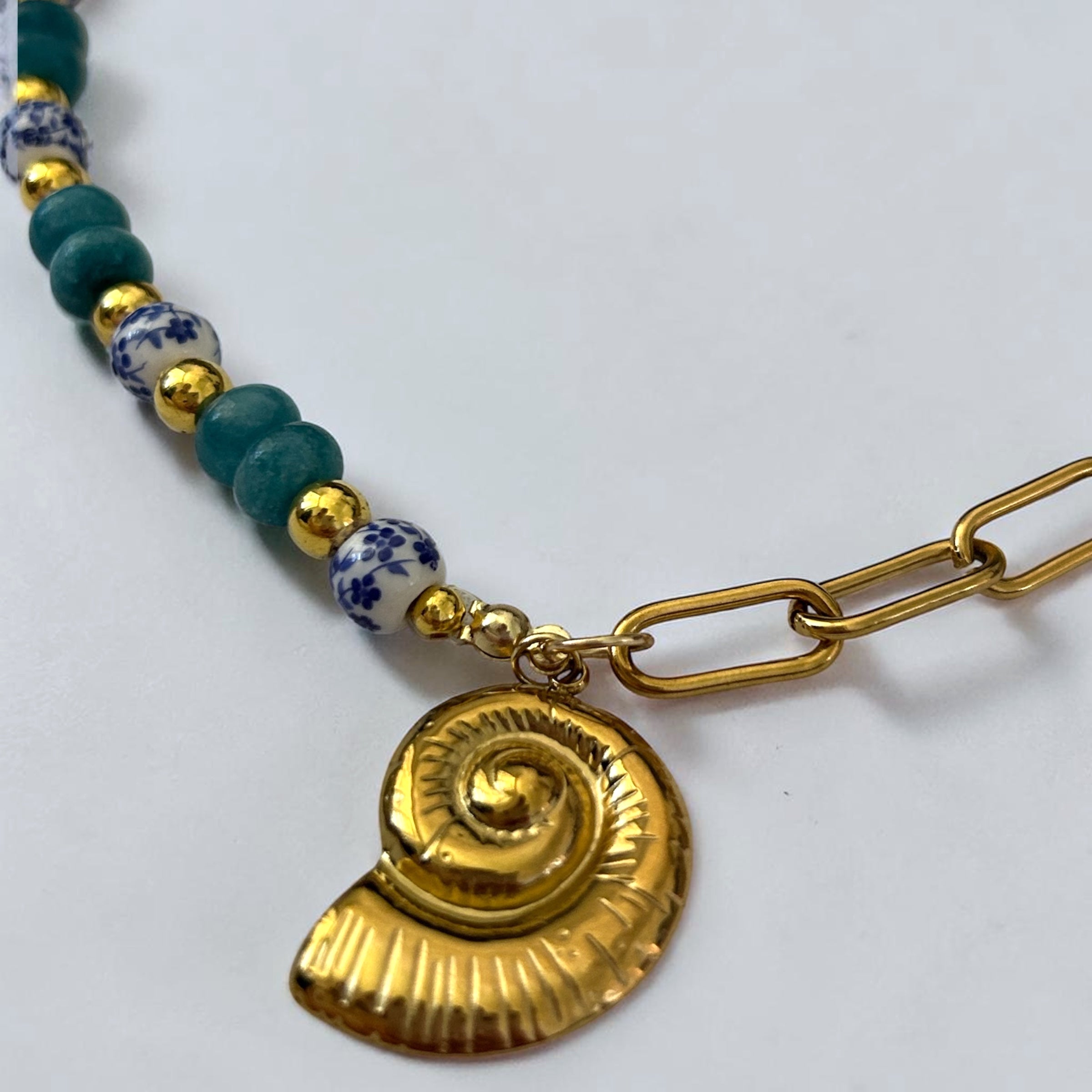 Collier de perle Henriette gold breloque coquillage et perle de verre - Perle Moi Ca