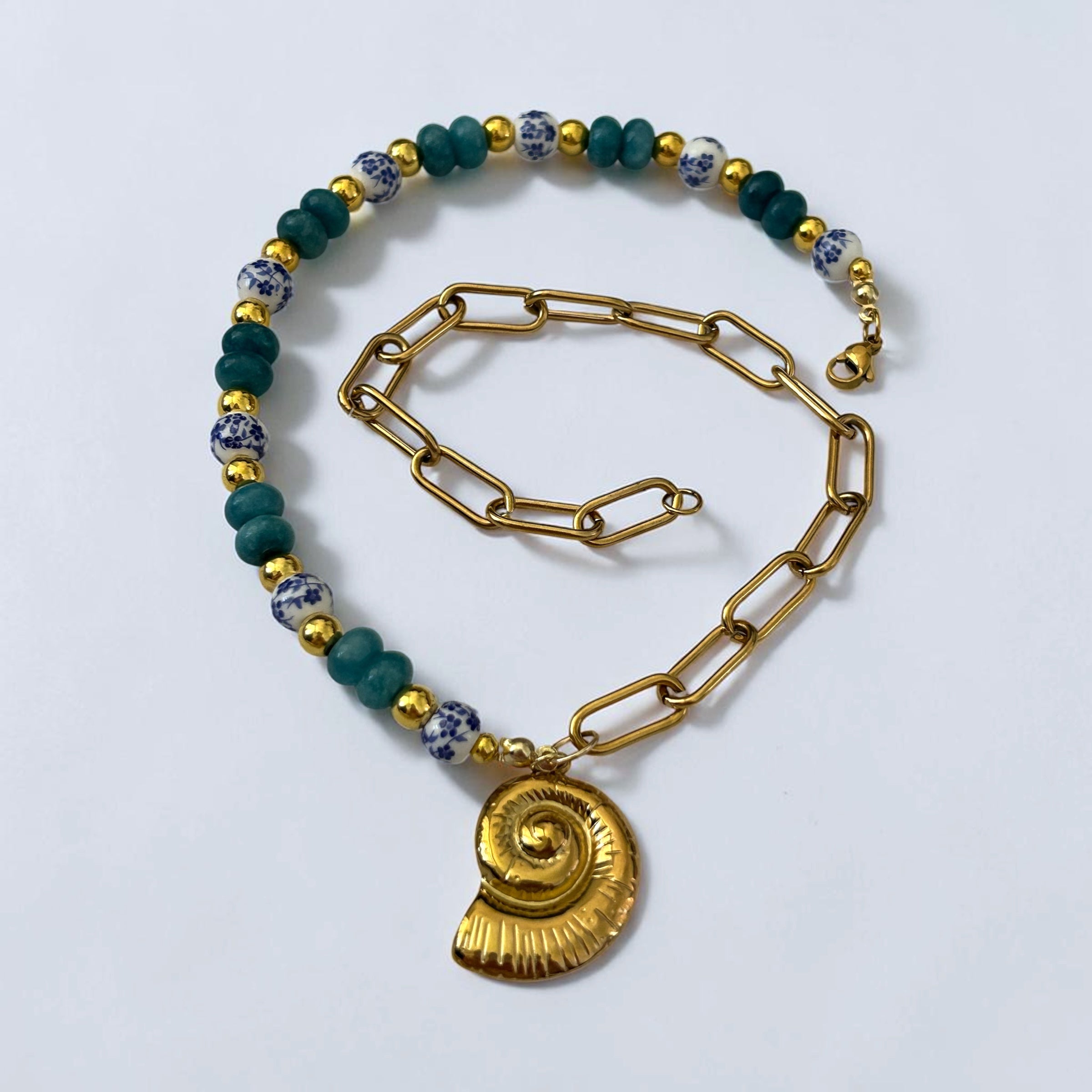 Collier de perle Henriette gold breloque coquillage et perle de verre - Perle Moi Ca