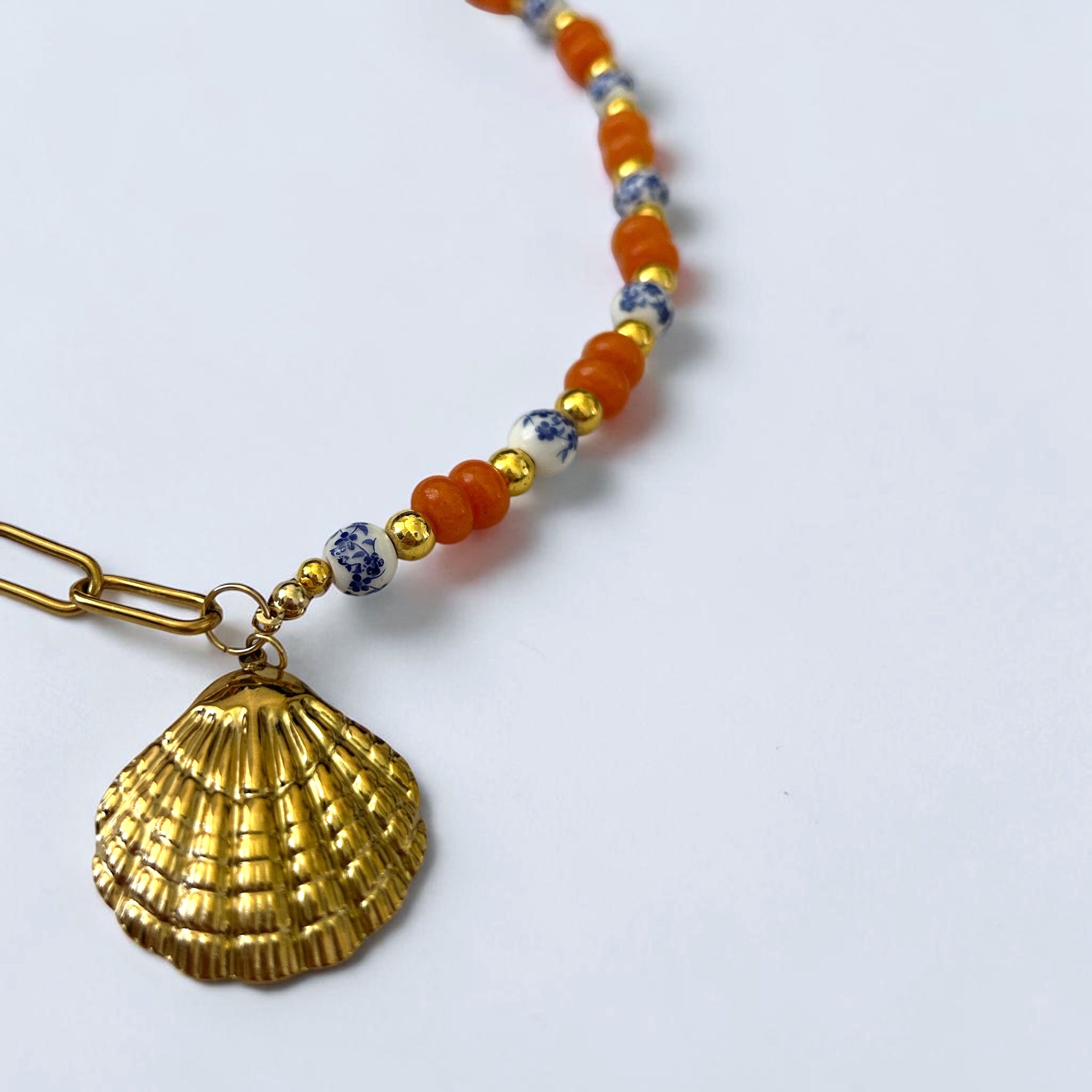 Collier de perle Henriette gold breloque coquillage et perle de verre - Perle Moi Ca