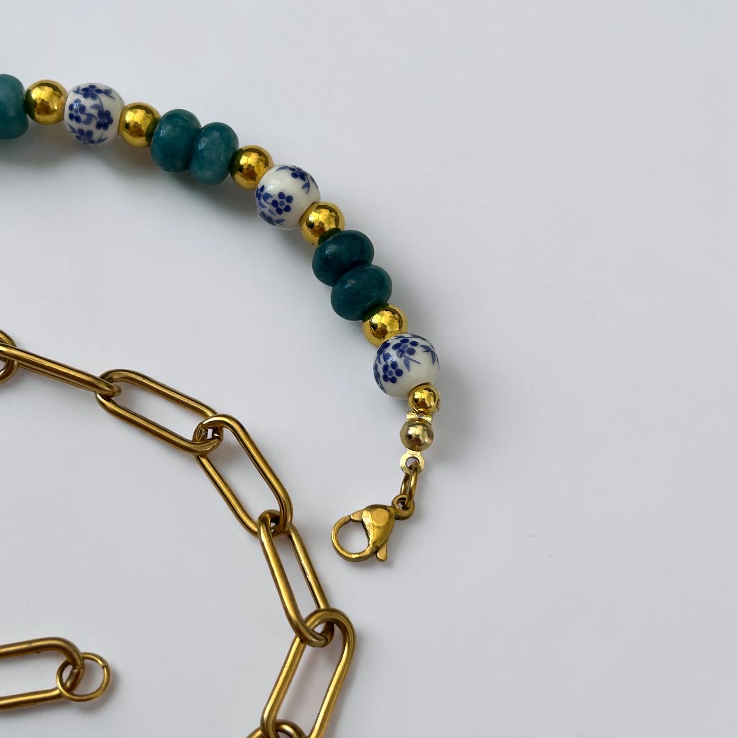 Collier de perle Henriette gold breloque coquillage et perle de verre - Perle Moi Ca