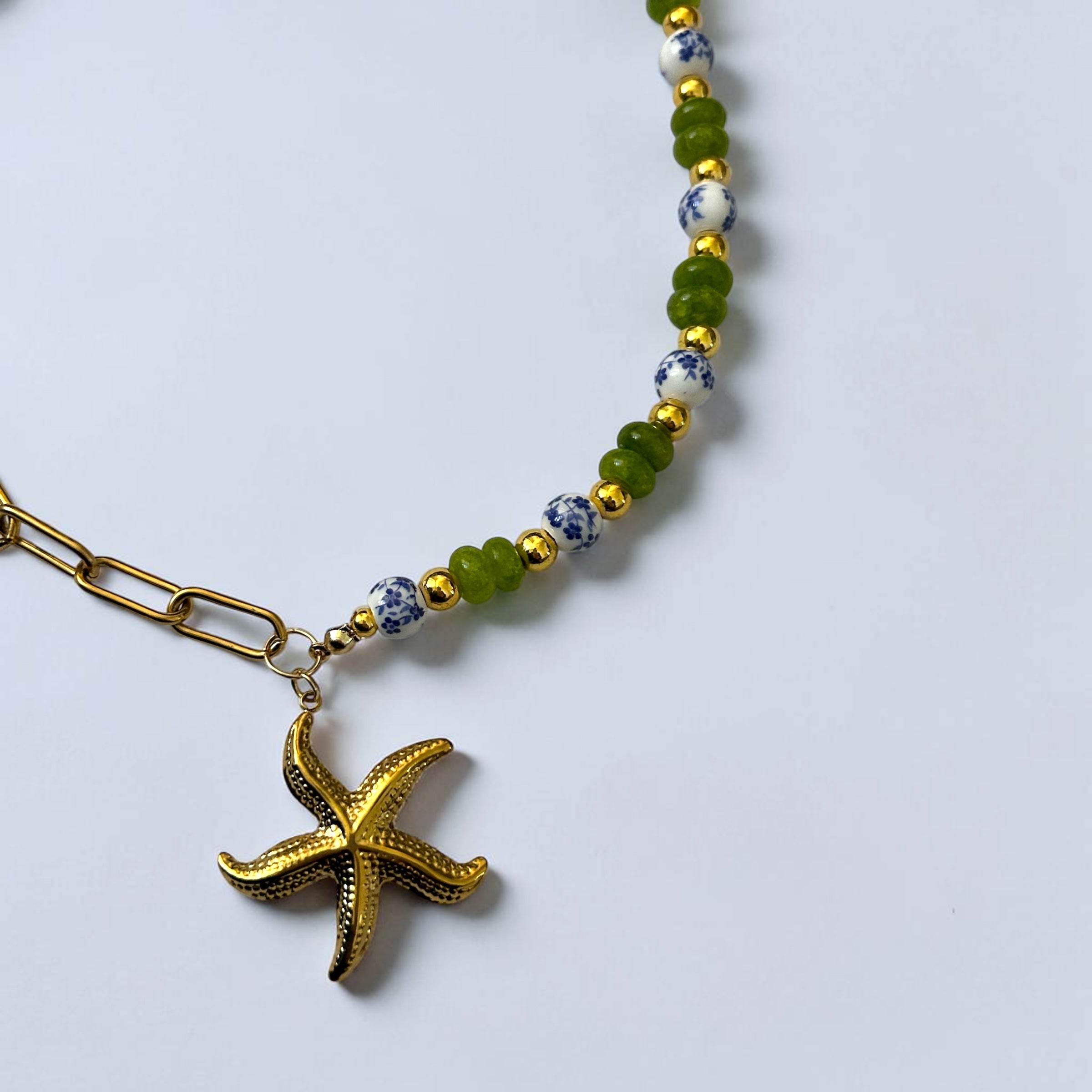 Collier de perle Henriette gold breloque coquillage et perle de verre - Perle Moi Ca