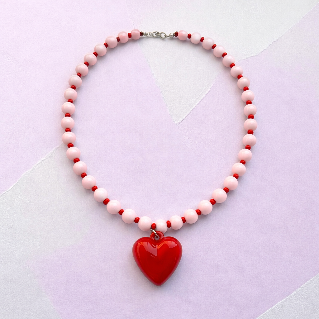 Collier de perle Josette rose et rouge -breloque coeur rouge - Perle Moi Ca