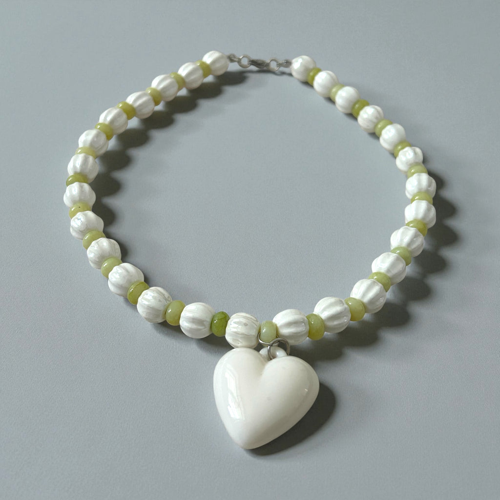 Collier josette en perle de verre blanc et vert - breloque coeur - perle moi ca 