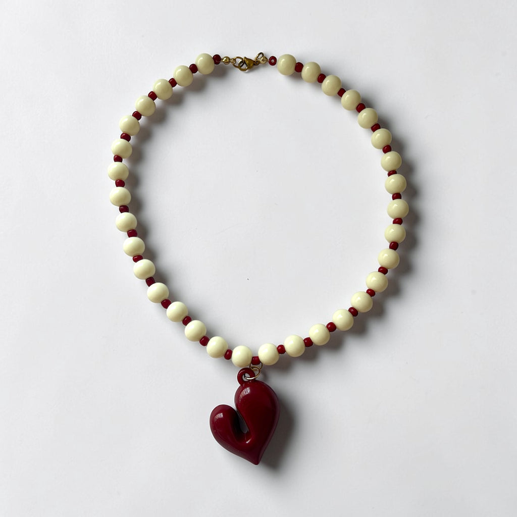 Collier de perle Josette bordeaux et banc-breloque coeur rouge - Perle Moi Ca