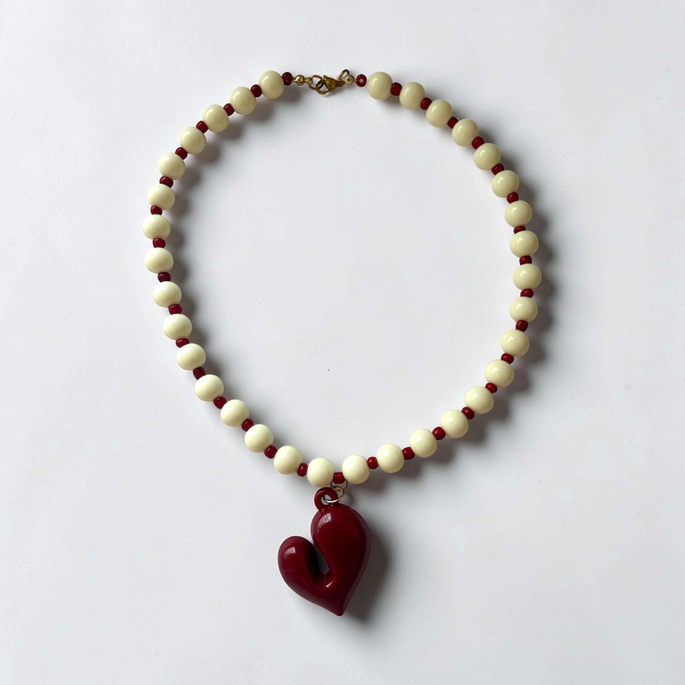 Collier de perle Josette bordeaux et banc-breloque coeur rouge - Perle Moi Ca