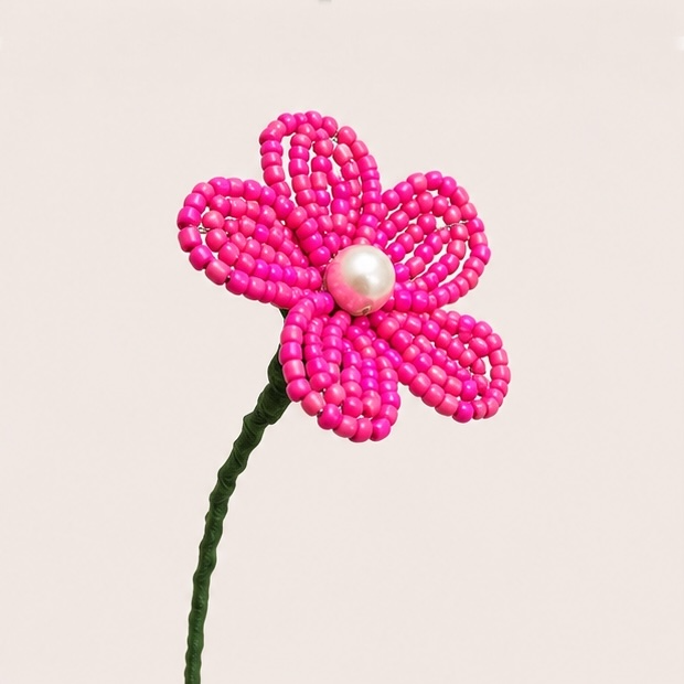 Fleurette, pâquerette en perles de rocaille tissée à la main, cœur en perle nacrée, fleur éternelle sur tige, fait main à Châteauroux, Perle Moi Ça