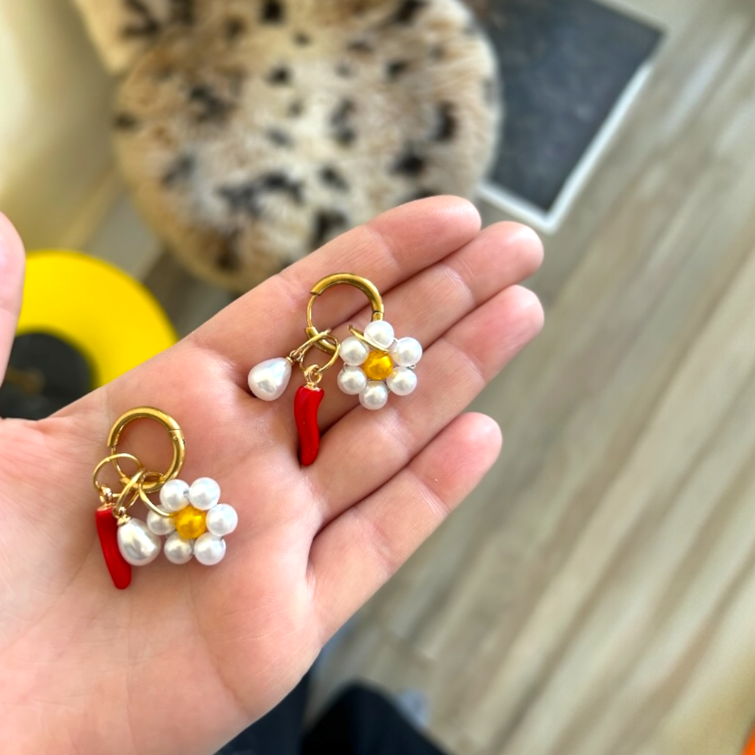 Pierette rouge et gold- piment et marguerite - Boucle d'oreille en perles fait main - Perle Moi ca