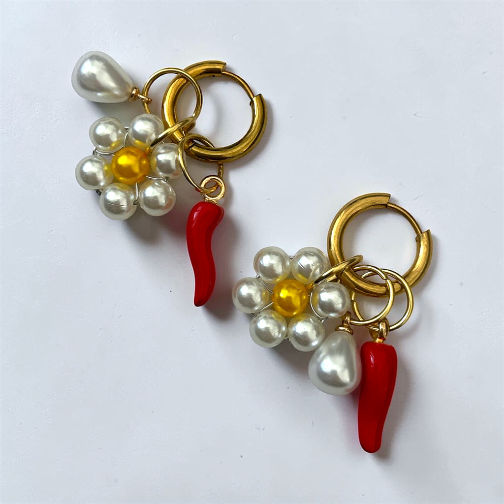 Pierette rouge et gold- piment et marguerite - Boucle d'oreille en perles fait main - Perle Moi ca