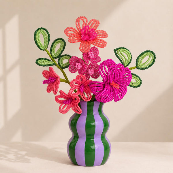 Fleurette, bouquet éternel en perles de rocaille rose et corail avec feuillage vert, dans un vase rayé violet et vert, fait main à Châteauroux, Perle Moi Ça