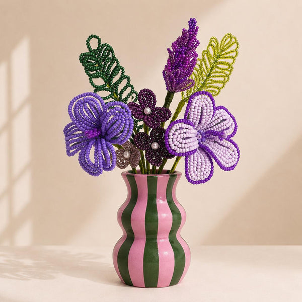 Fleurette, bouquet lavande en perles de rocaille violettes et mauves à cœurs nacrés, dans un vase rayé rose et vert, fait main à Châteauroux, Perle Moi Ça