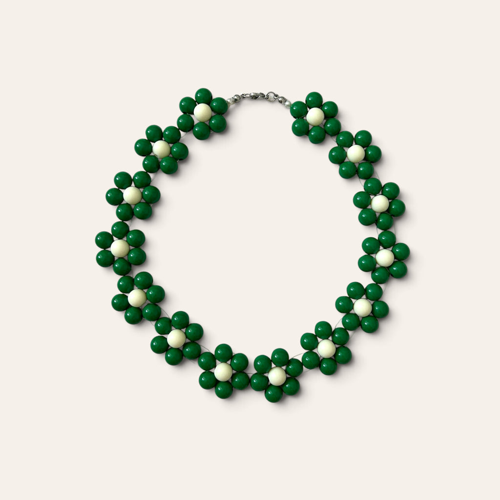 Odette, collier fleurs en perles acryliques vertes et crème, attache argentée, fait main à Châteauroux, Perle Moi Ça