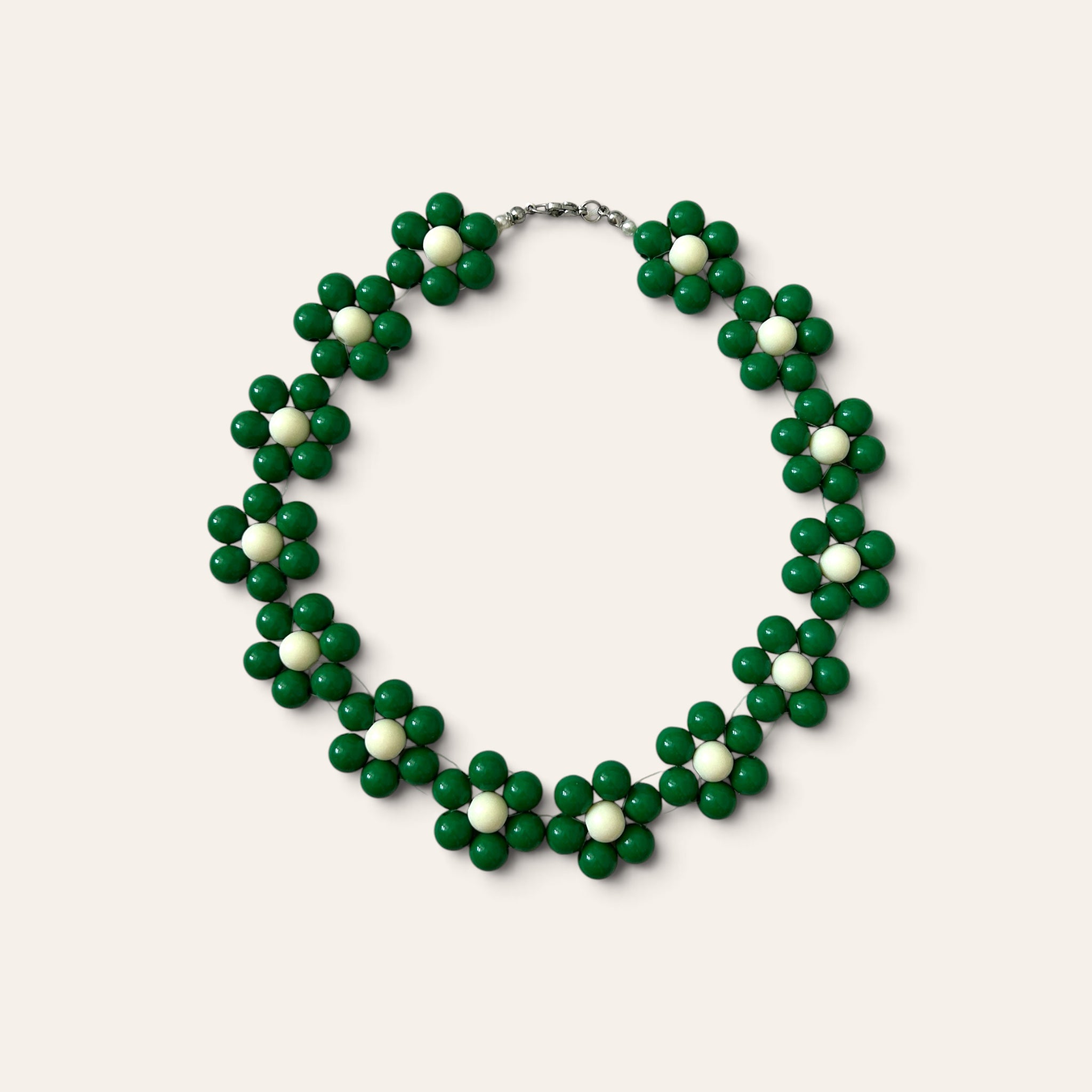 Odette, collier fleurs en perles acryliques vertes et crème, attache argentée, fait main à Châteauroux, Perle Moi Ça