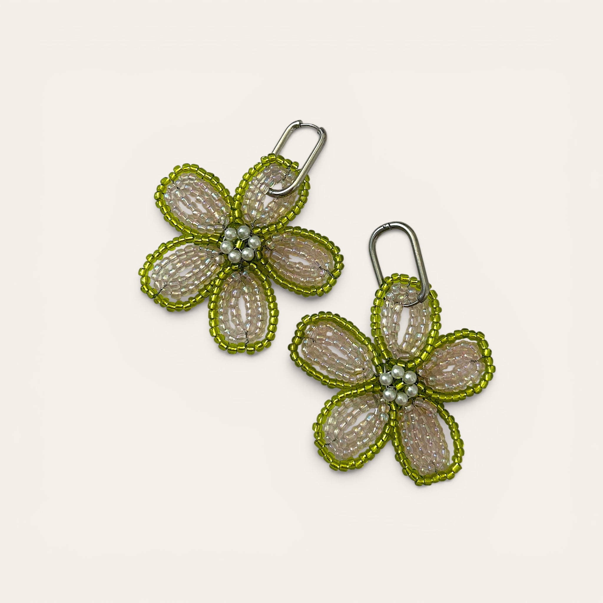 Ginette, boucles d'oreilles fleur en perles de rocaille blanc transparent, contour vert anis, centre perles nacrées, anneau acier inoxydable argent, faites main à Châteauroux, Perle Moi Ça