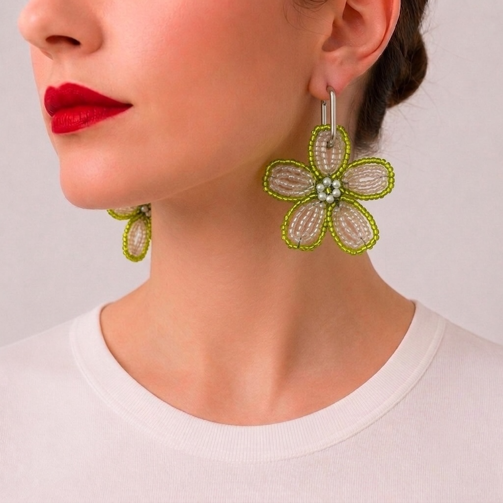 Ginette, boucles d'oreilles fleur en perles de rocaille blanc transparent, contour vert anis, centre perles nacrées, anneau argent, faites main à Châteauroux, Perle Moi Ça