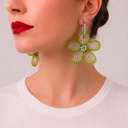 Ginette, boucles d'oreilles fleur en perles de rocaille blanc transparent, contour vert anis, centre perles nacrées, anneau argent, faites main à Châteauroux, Perle Moi Ça