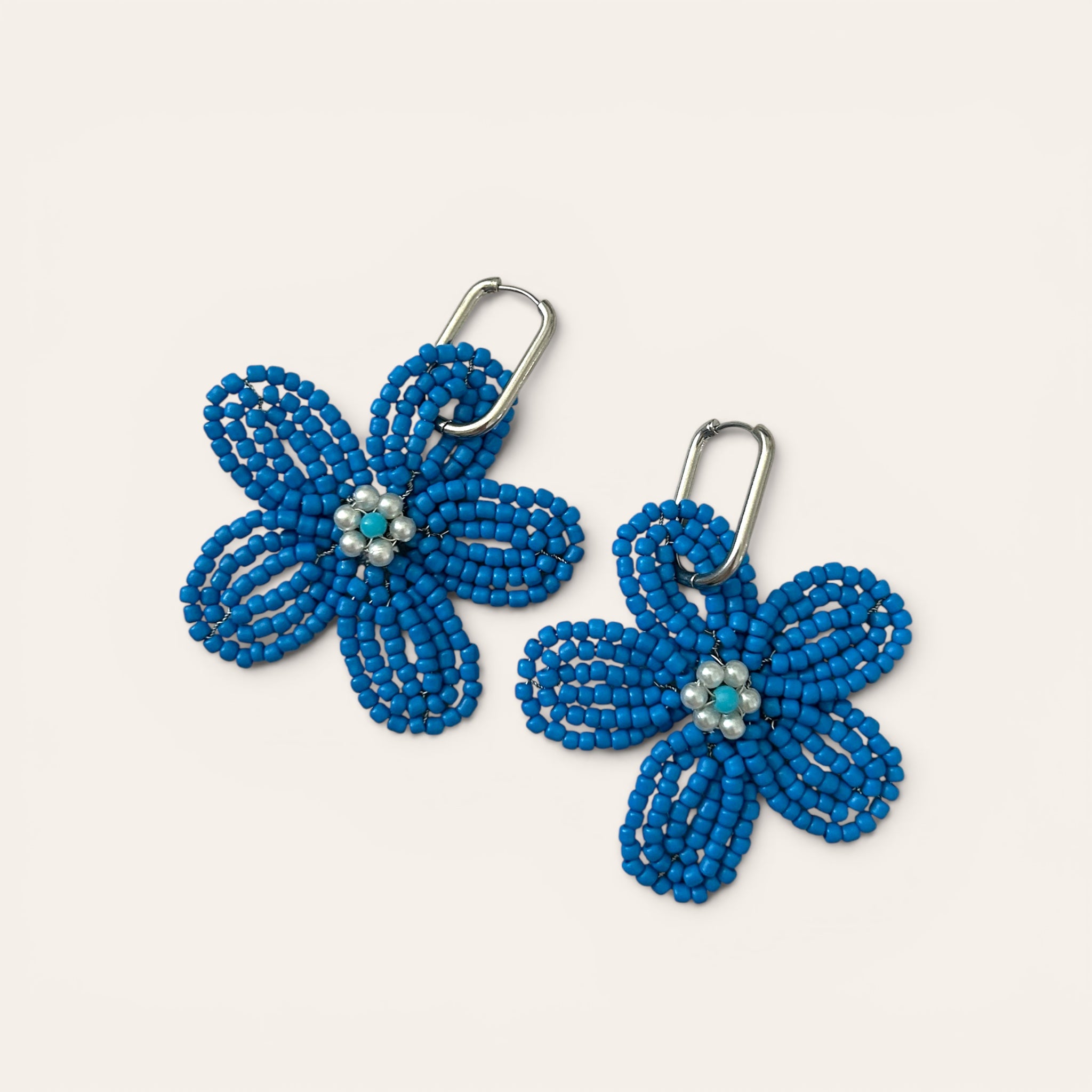 Ginette, boucles d'oreilles fleur en perles de rocaille bleu mat, centre perles blanches, anneau acier inoxydable doré, faites main à Châteauroux, Perle Moi Ça