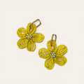 Ginette, boucles d'oreilles fleur en perles de rocaille jaune mat, centre perles blanches nacrées, anneau acier inoxydable doré, faites main à Châteauroux, Perle Moi Ça