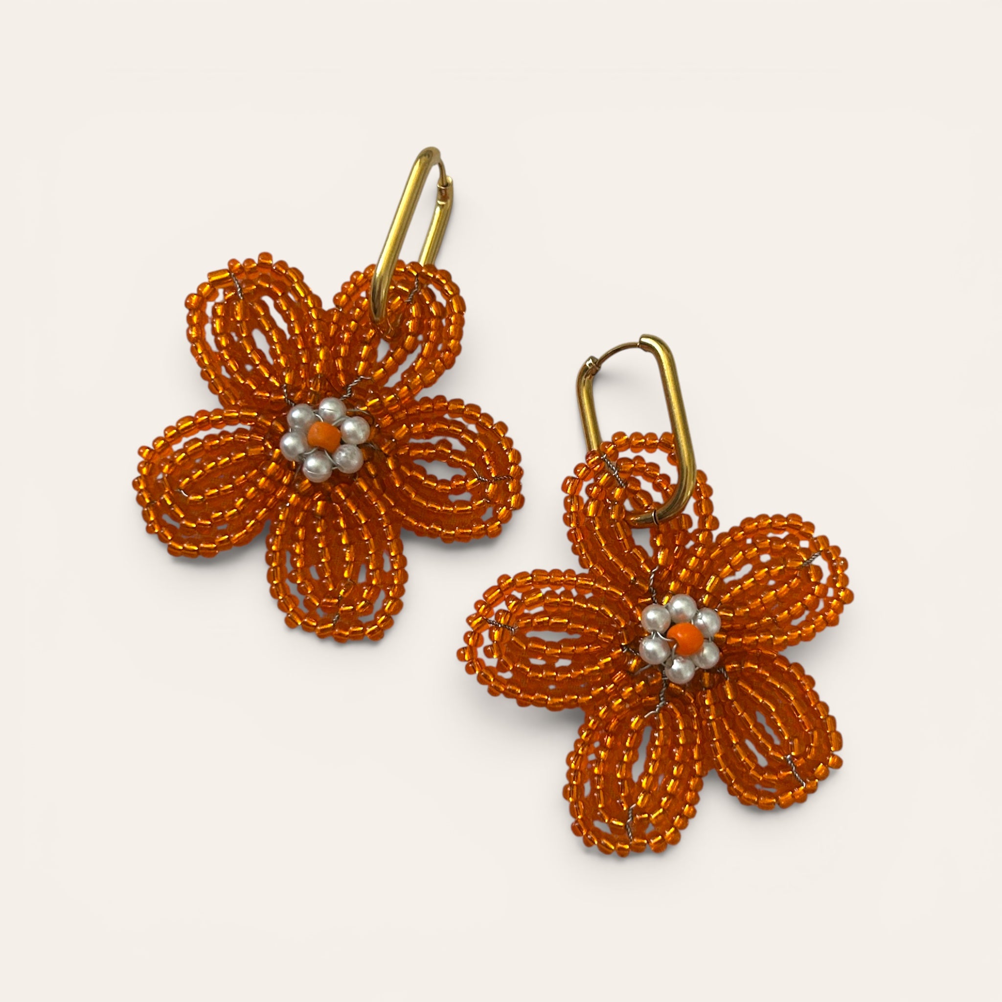 Ginette, boucles d'oreilles fleur en perles de rocaille orange transparent, centre perles blanches et orange, anneau acier inoxydable doré, faites main à Châteauroux, Perle Moi Ça