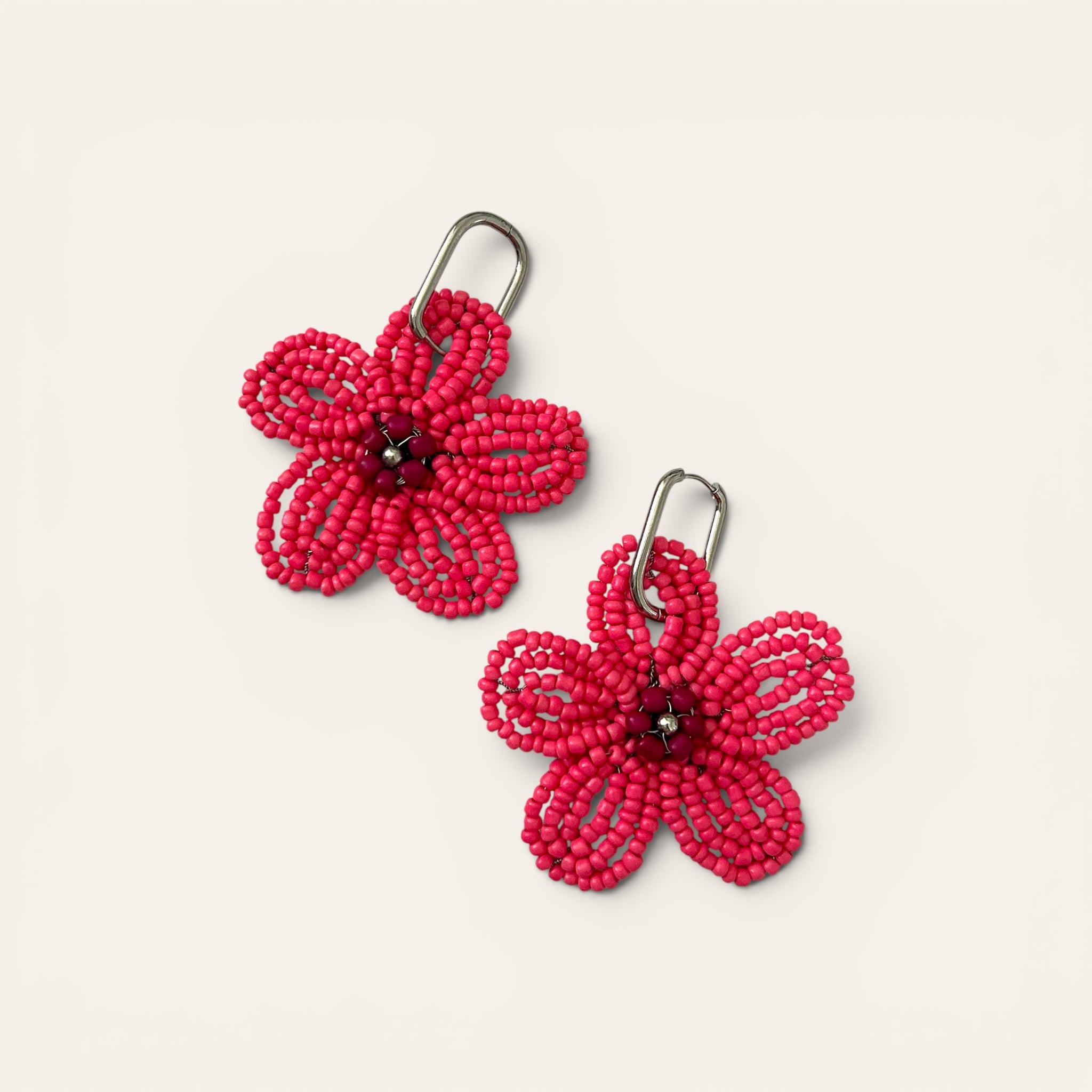Ginette, boucles d'oreilles fleur en perles de rocaille rose mat, centre perles bordeaux et argentées, anneau acier inoxydable argent, faites main à Châteauroux, Perle Moi Ça