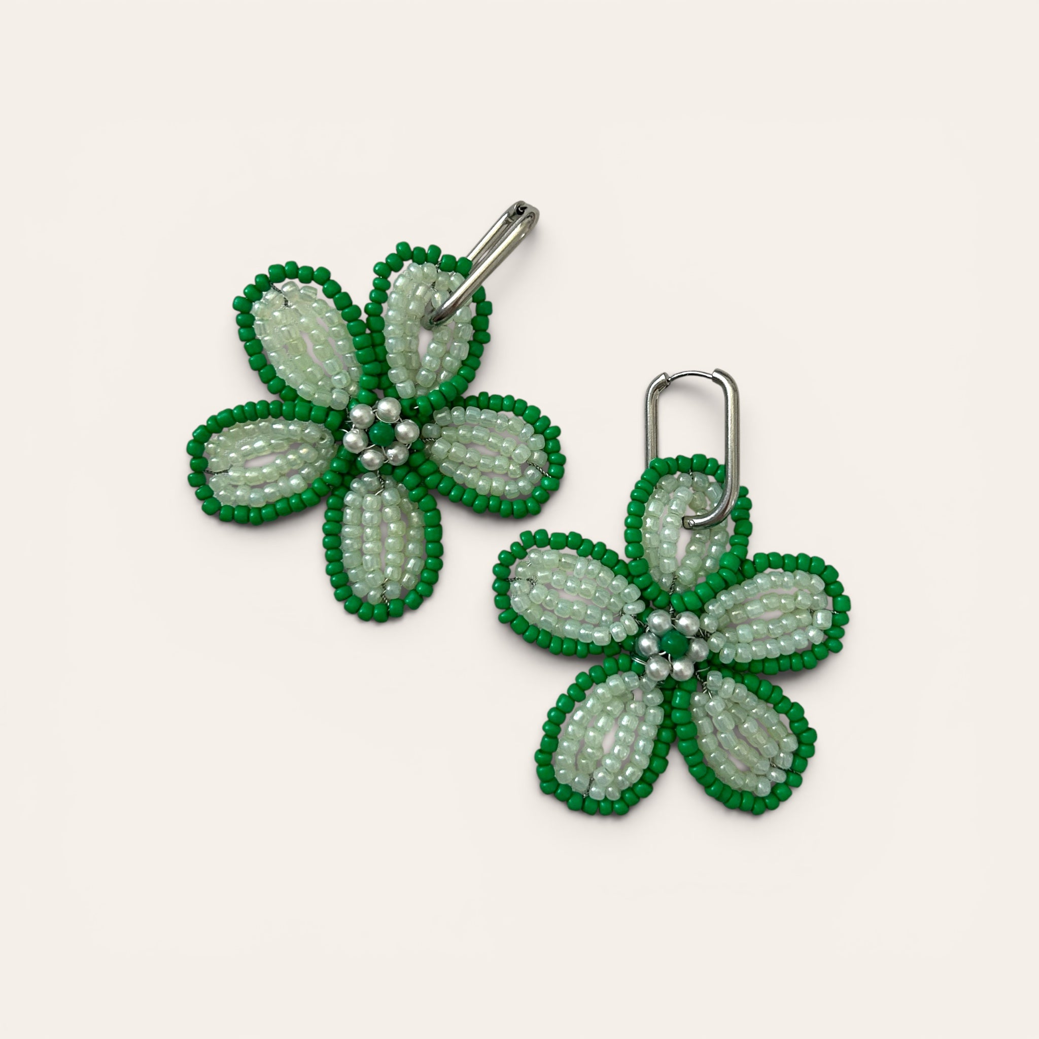 Ginette, boucles d'oreilles fleur en perles de rocaille vertes et blanches nacrées, centre perles argentées, anneau acier inoxydable argent, faites main à Châteauroux, Perle Moi Ça