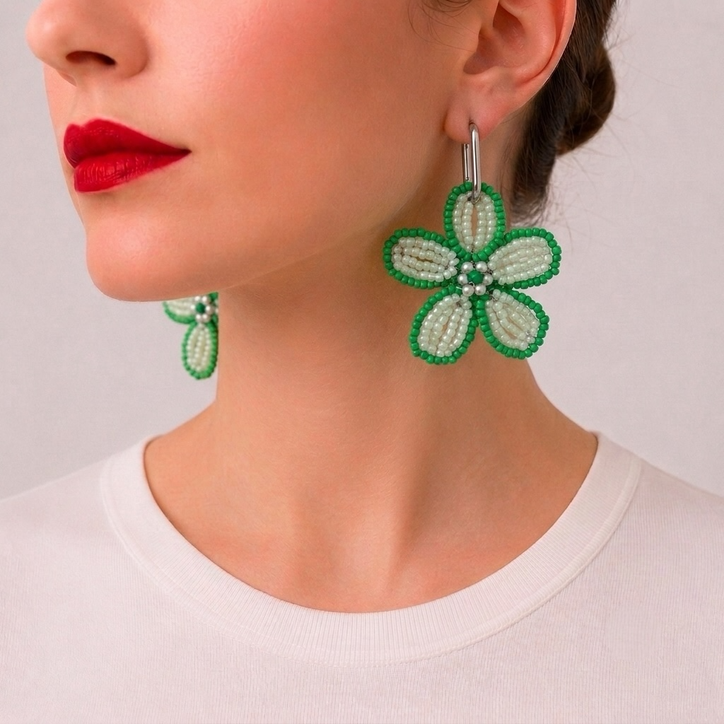 Ginette, boucles d'oreilles fleur en perles de rocaille vertes et blanches nacrées, centre perles argentées, anneau argent, faites main à Châteauroux, Perle Moi Ça