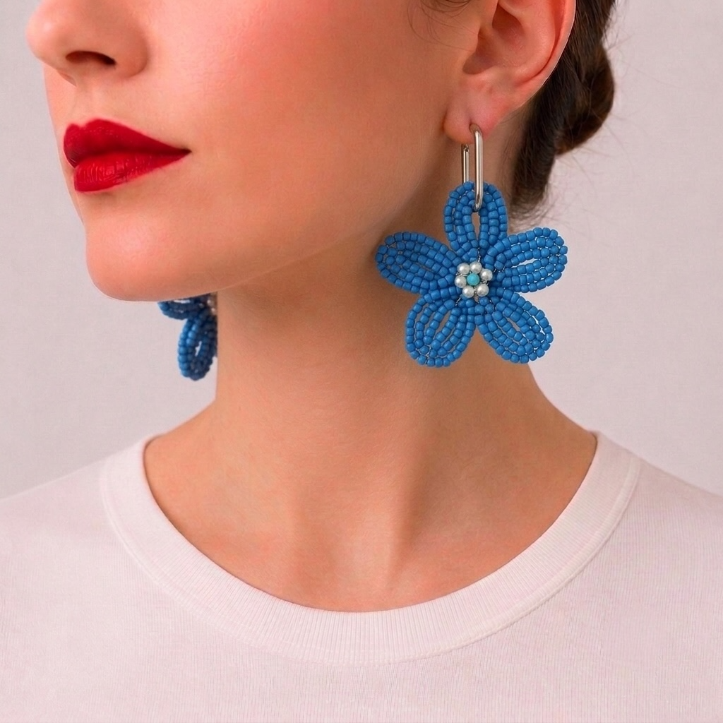 Ginette, boucles d'oreilles fleur en perles de rocaille bleu mat, centre perles blanches, anneau doré, faites main à Châteauroux, Perle Moi Ça
