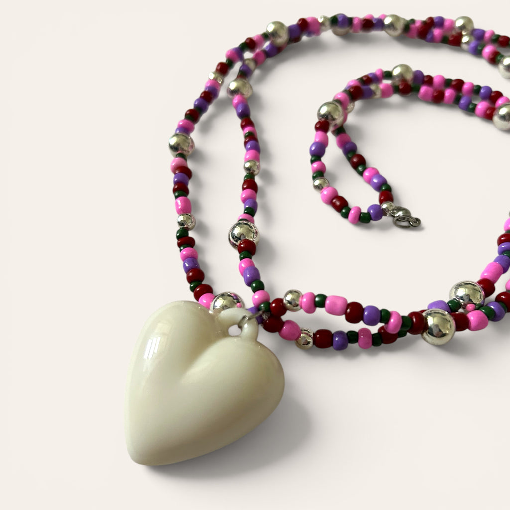 Gros plan pendentif cœur blanc acrylique, collier Linette fait main en perles de rocaille, Perle Moi Ça