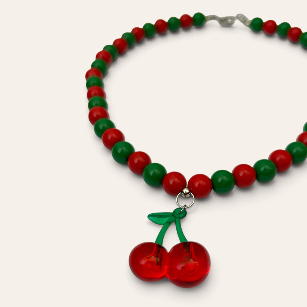 Détail du collier Josette : cerises translucides à feuille verte et perles rouges et vertes, Perle Moi Ça