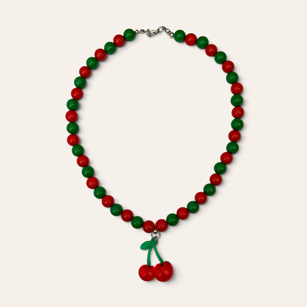 Josette, collier tissé de perles rouges et vertes en acrylique, pendentif cerises, à plat, Perle Moi Ça