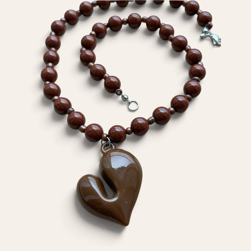 Détail du collier Josette : grand cœur chocolat en acrylique et perles marron brillantes, Perle Moi Ça