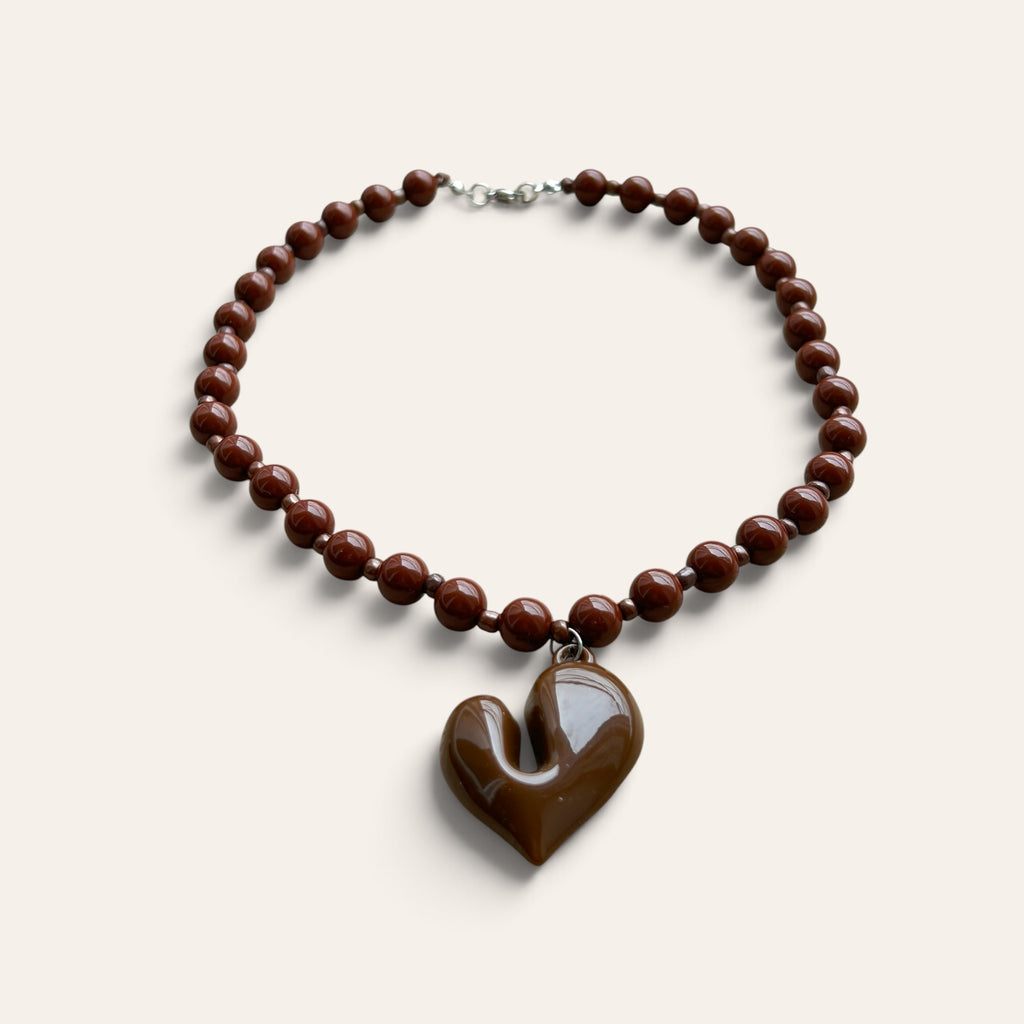 Josette, collier tissé de perles marron en acrylique et cœur chocolat, à plat, Perle Moi Ça