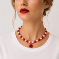 Josette, collier de perles rouges et roses avec fleur de coquelicot, porté sur tee-shirt blanc, Perle Moi Ça