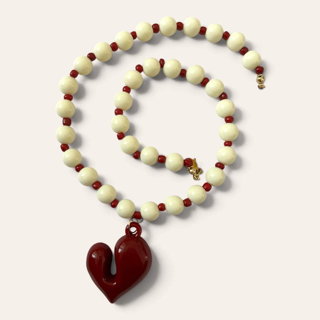 Collier Josette enroulé : perles crème, rocailles bordeaux et grand cœur bordeaux en acrylique, Perle Moi Ça