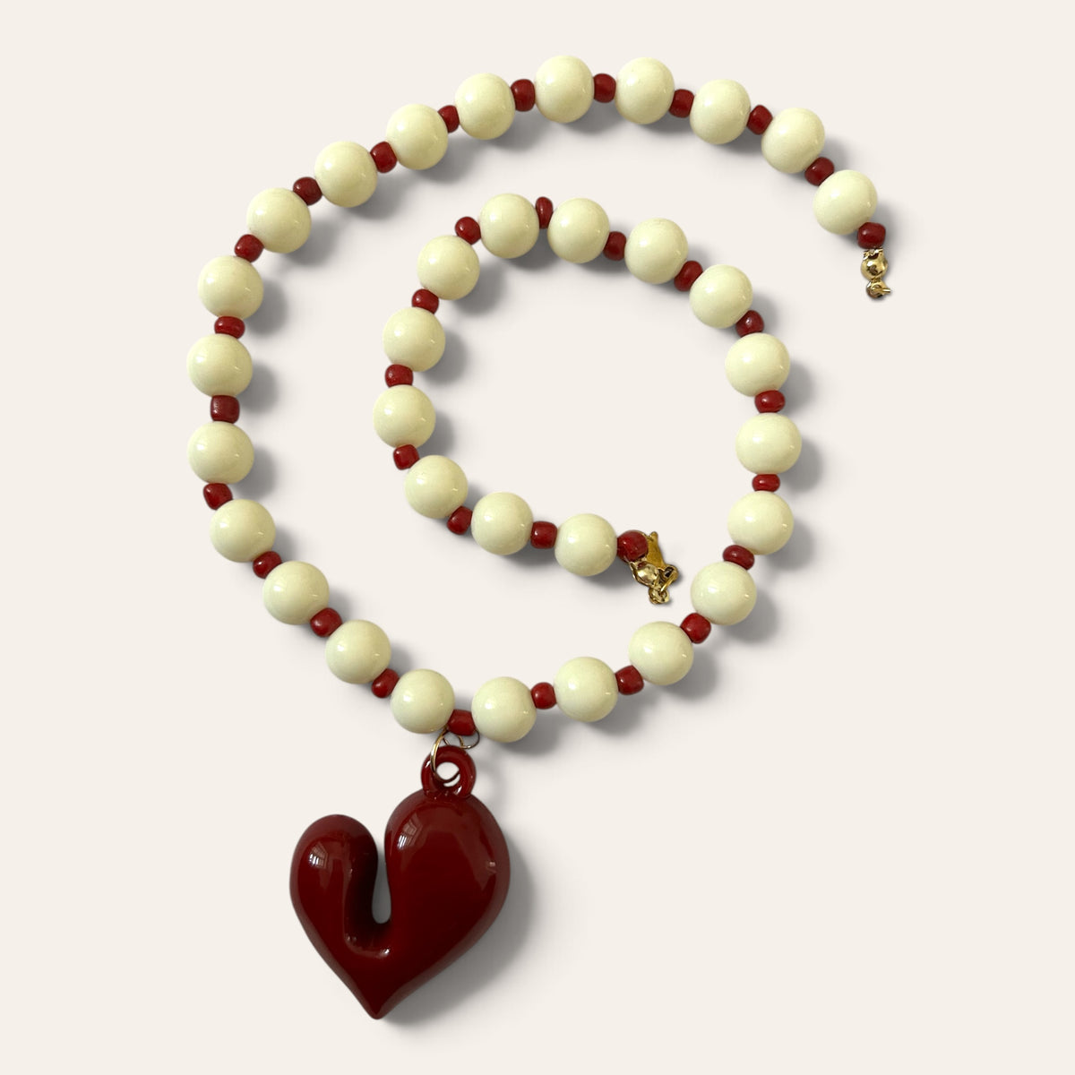 Collier Josette enroulé : perles crème, rocailles bordeaux et grand cœur bordeaux en acrylique, Perle Moi Ça