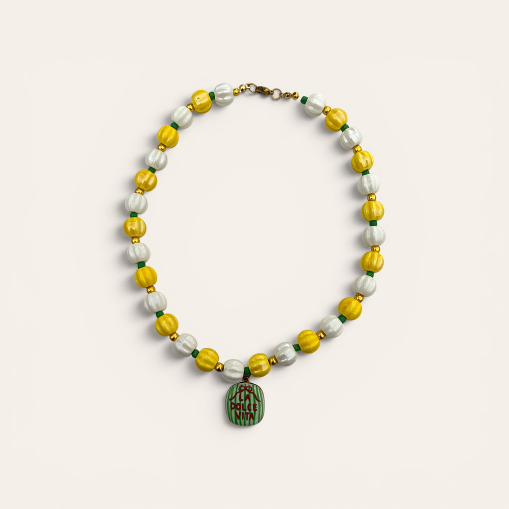 osette, collier de perles jaunes, blanches et dorées fait main, pendentif La Dolce Vita, Perle Moi Ça Châteauroux
