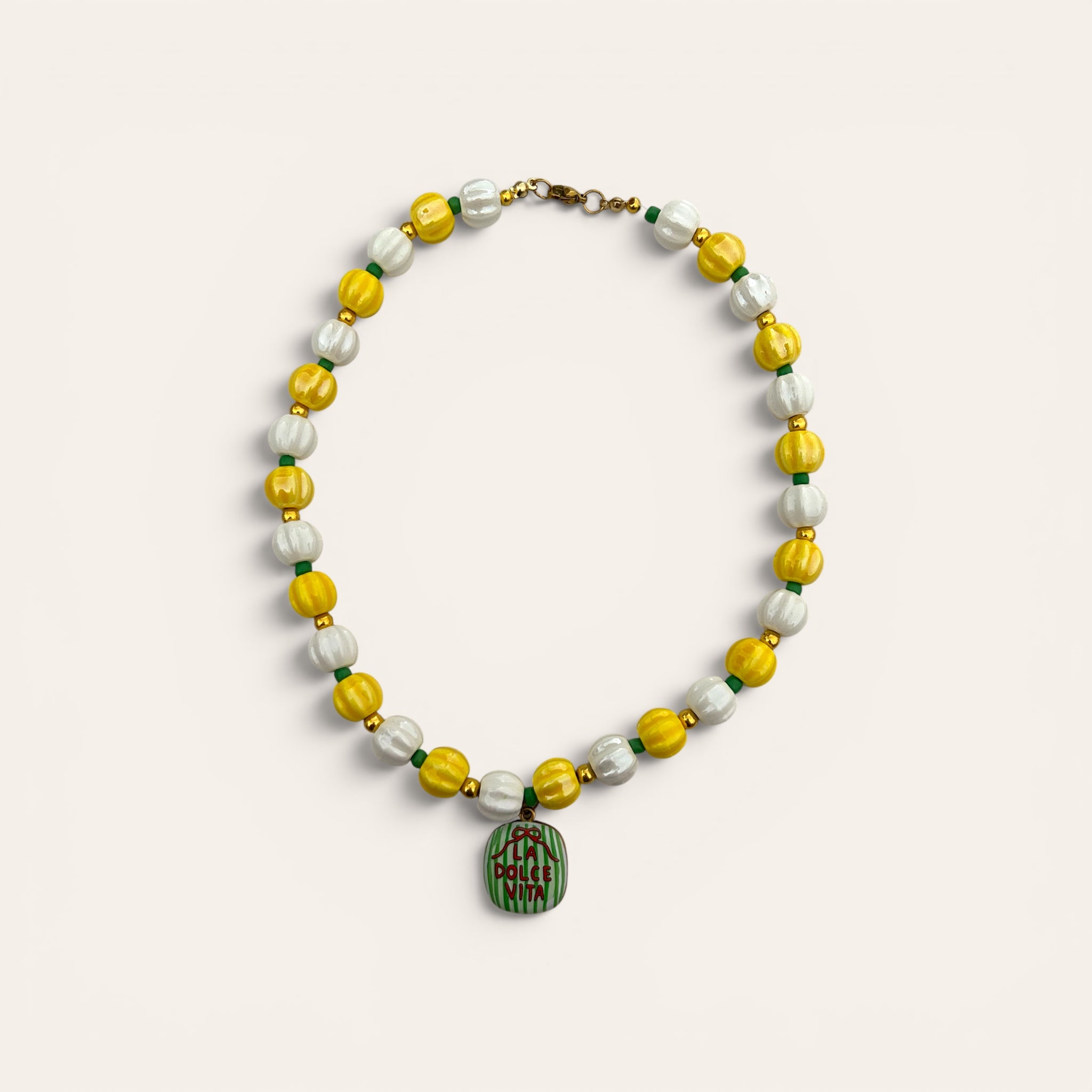 osette, collier de perles jaunes, blanches et dorées fait main, pendentif La Dolce Vita, Perle Moi Ça Châteauroux